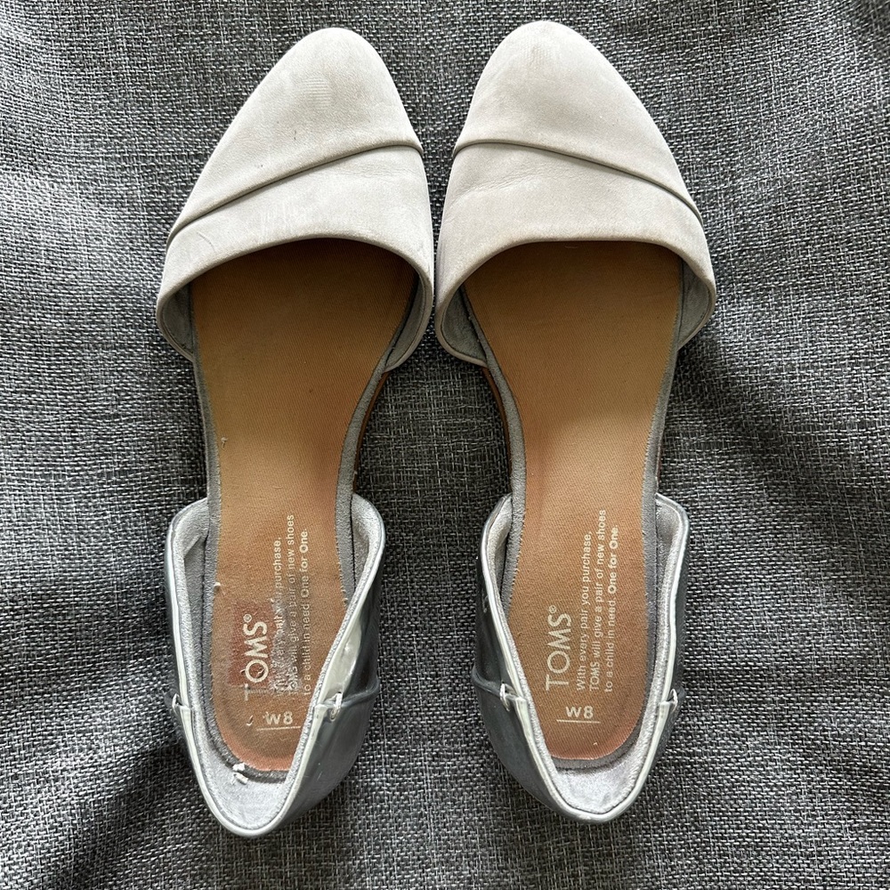 TOMS 8W gray & silver flats